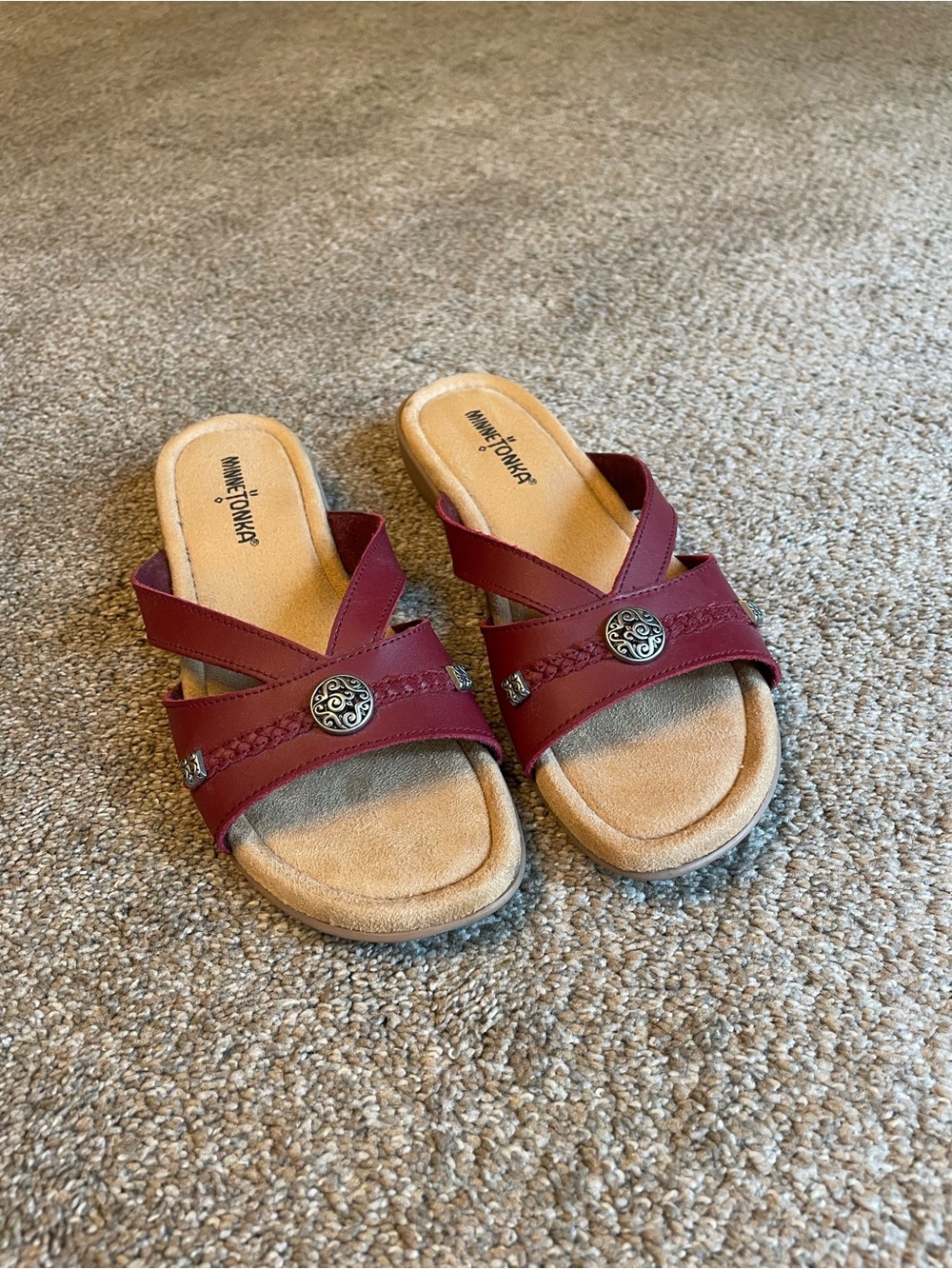 Minnetonka Women’s Siesta Burgundy Slide Sandals with Decorative Medallions Sz 8